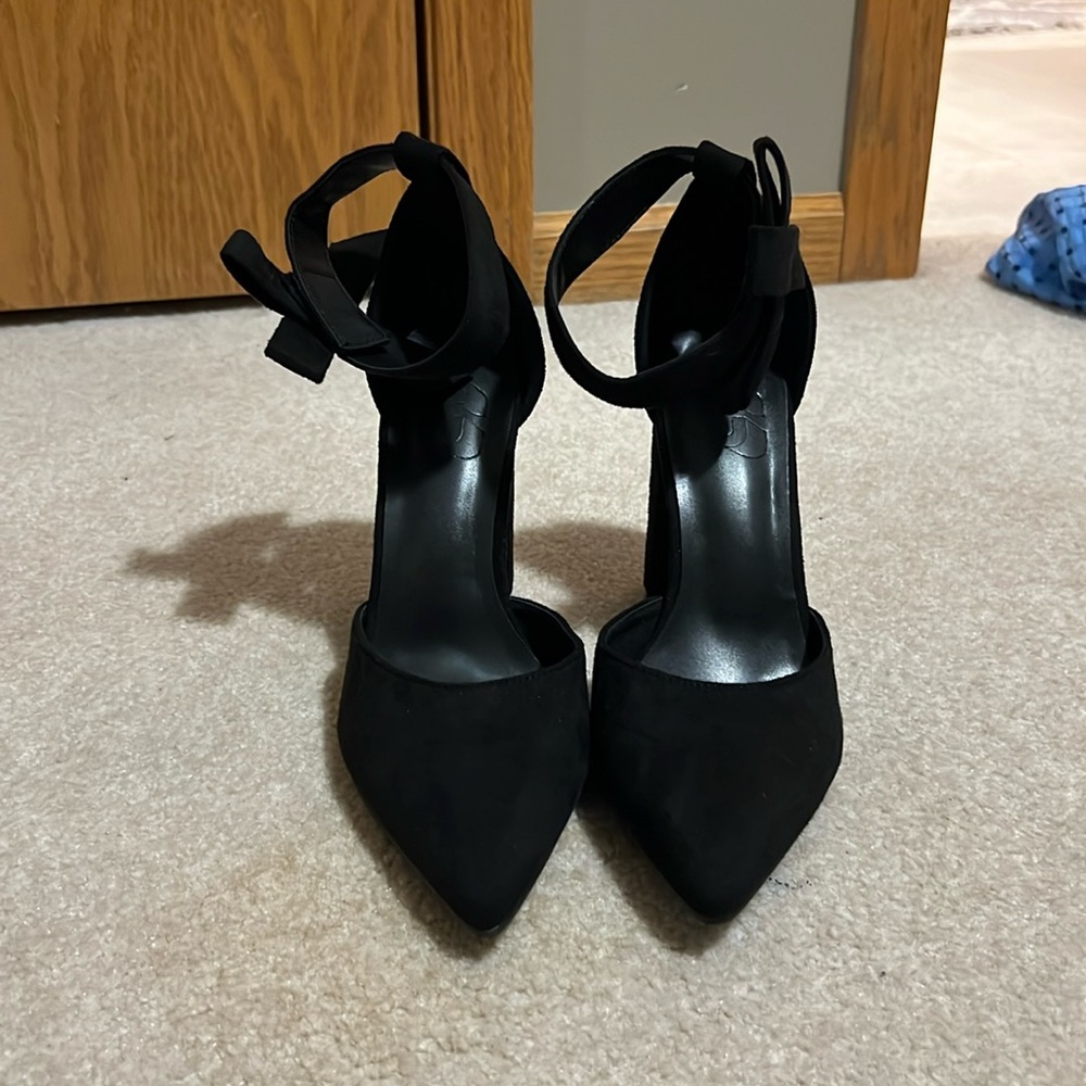 Black heels with bow on the side
